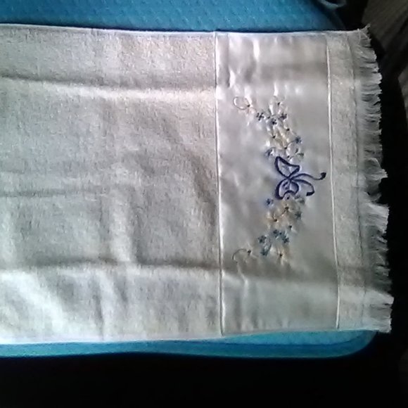 Guest Towels/2 - Picture 4 of 8